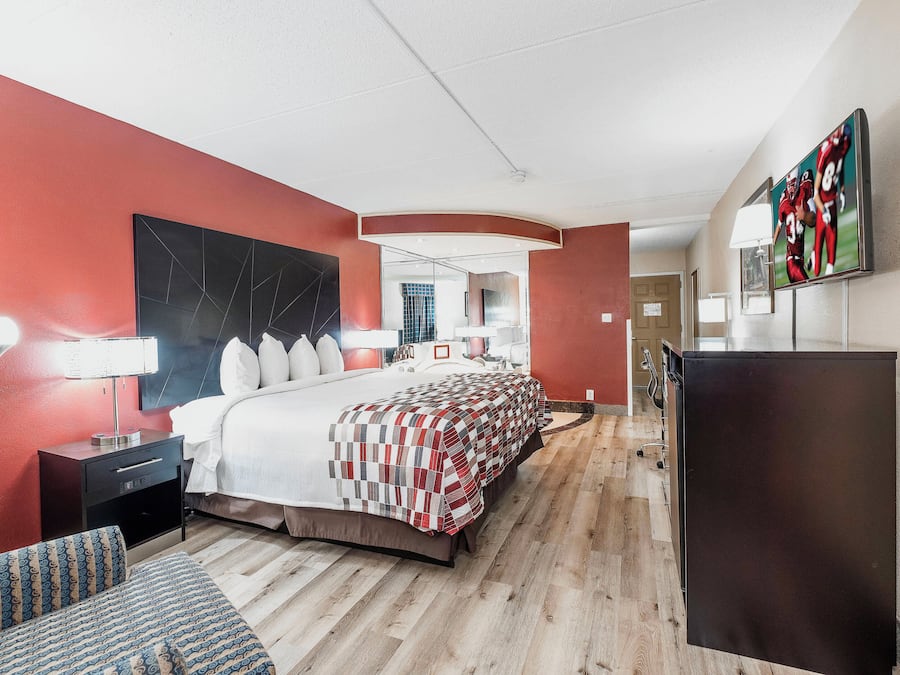 Superior Room, 1 King Bed, Non Smoking, Jetted Tub | In-room safe, desk, laptop workspace, soundproofing