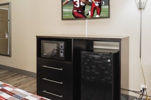 In-room safe, desk, laptop workspace, soundproofing - Red Roof Inn & Suites Macon (Macon)