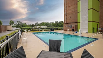 Seasonal outdoor pool, pool umbrellas, sun loungers