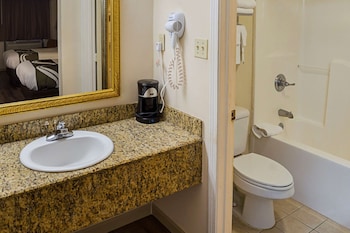 Free toiletries, hair dryer, towels at Quality Inn Biloxi Beach