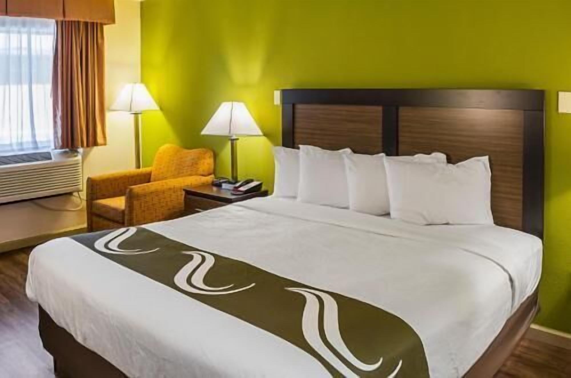 Escritorio, tabla de planchar con plancha, wifi gratis y ropa de cama 