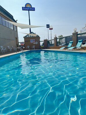 季节性开放的室外游泳池