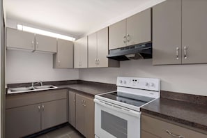 Chambre, 1 très grand lit, non-fumeurs (Efficiency) | Bureau, espace de travail pour ordinateur portable