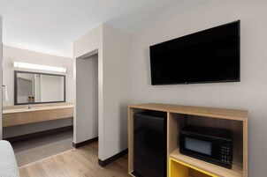 Escritorio y espacio para trabajar con laptop 