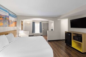 Escritorio y espacio para trabajar con laptop 