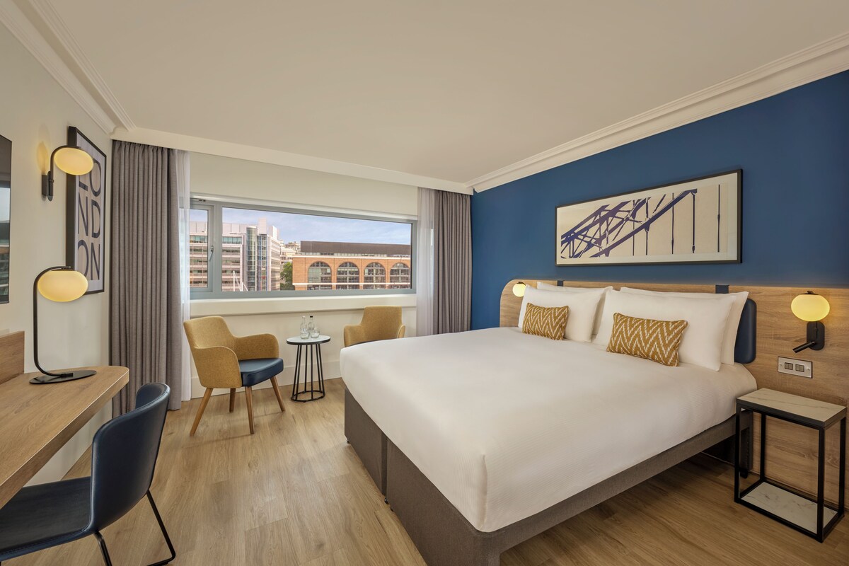 Quarto superior, 1 cama King | Roupas de cama premium, cofres nos quartos, escrivaninha