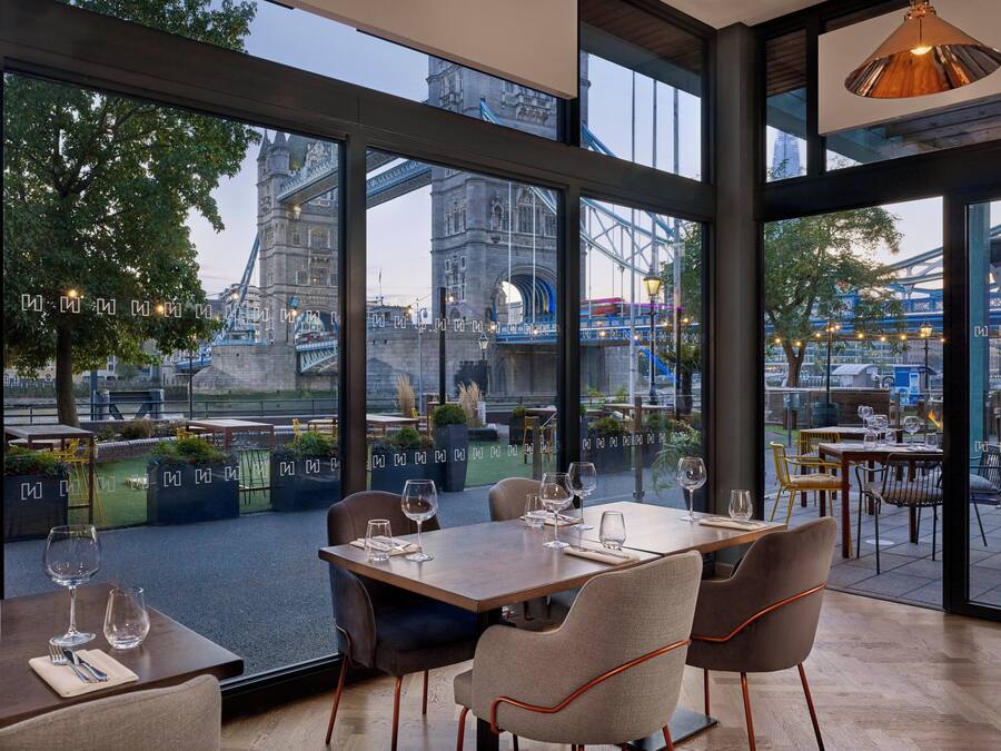 2 restaurants; lunch and dinner served