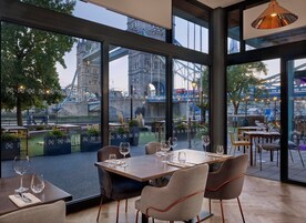 2 restaurants; lunch and dinner served