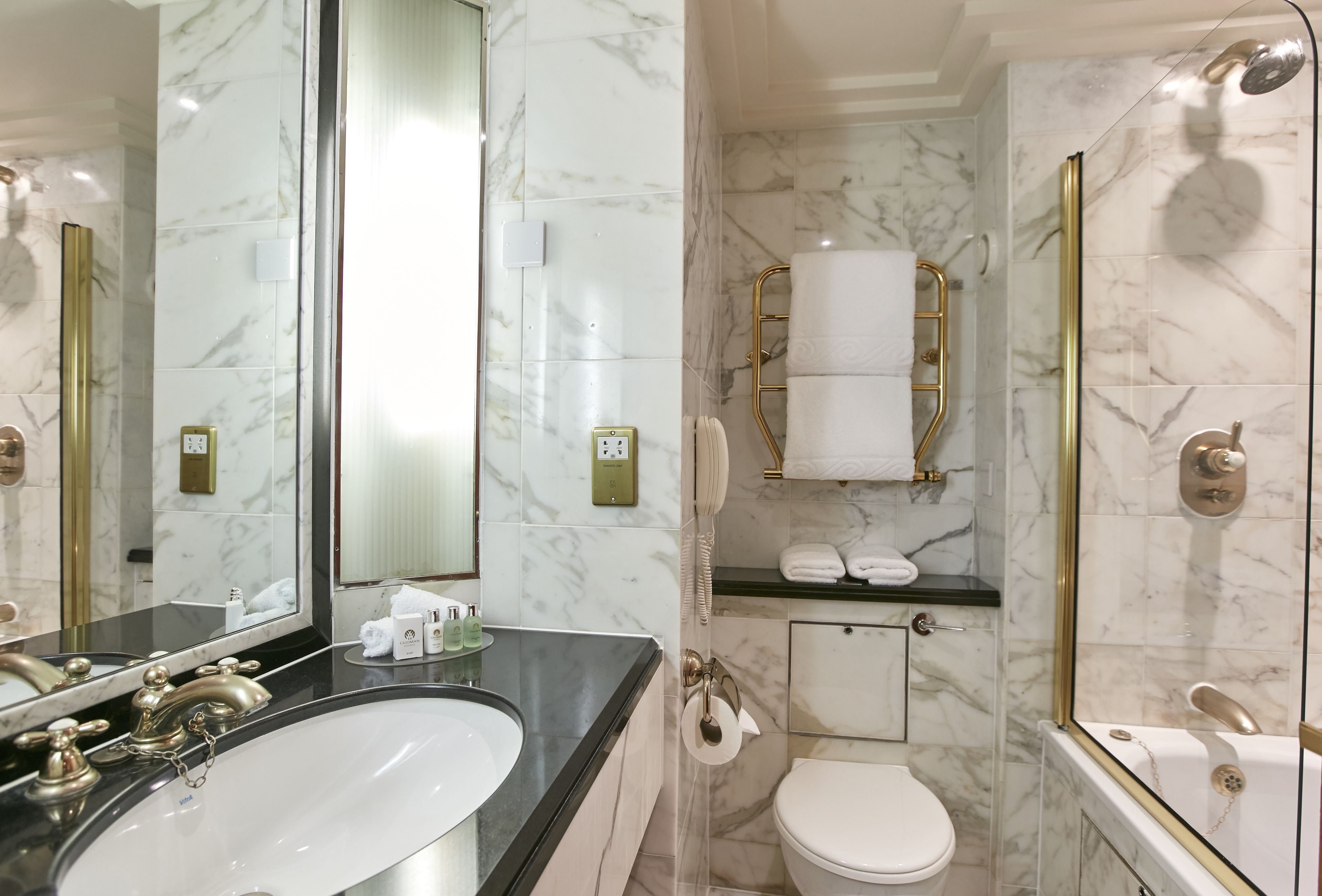 suite, 1 double bed | bathroom | combined shower/bathtub, eco-friendly toiletries, hair dryer, towels