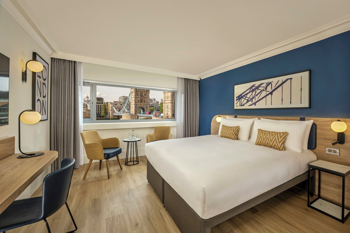 Executive King Room, with Bridge View | Roupas de cama premium, cofres nos quartos, escrivaninha