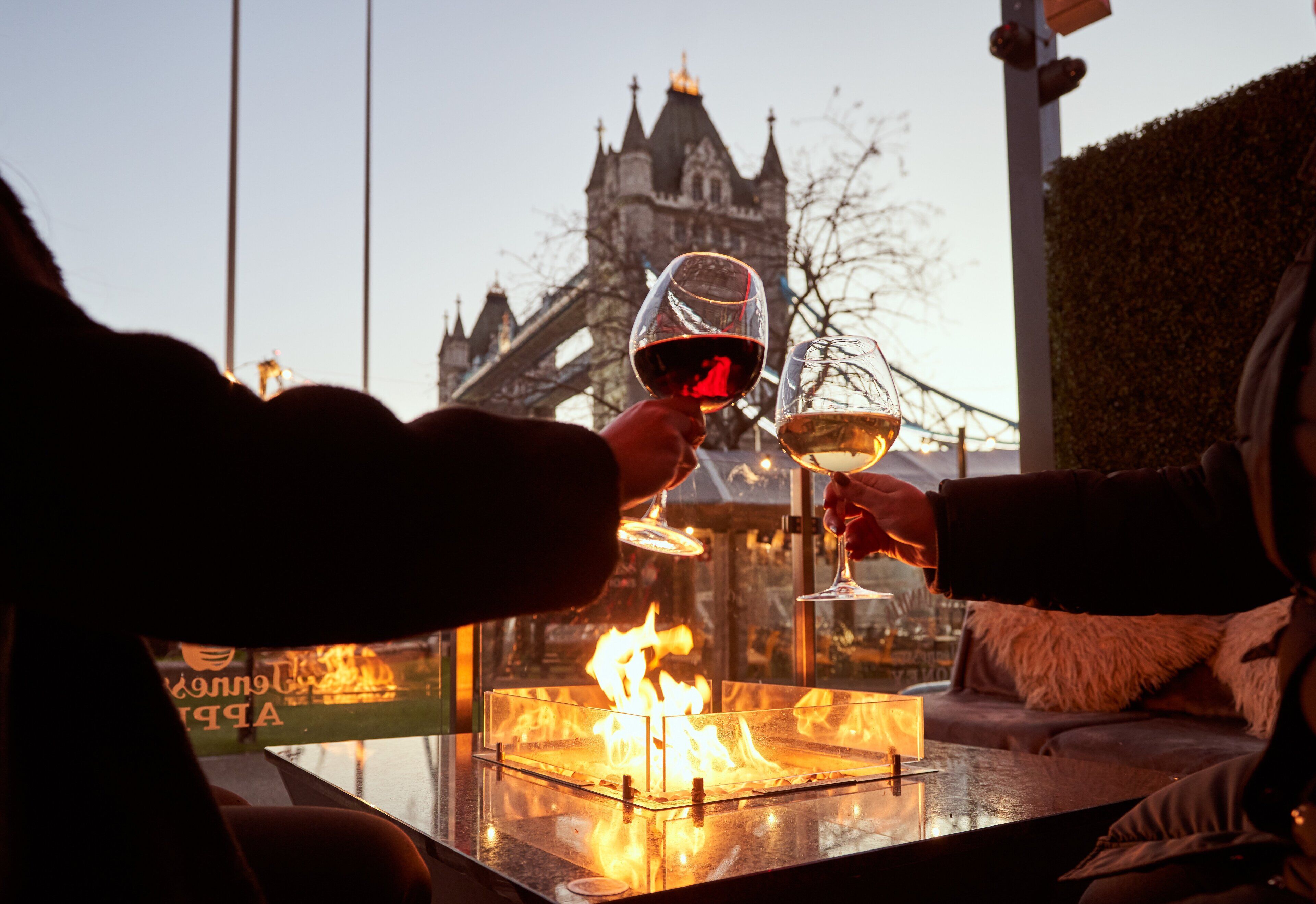 2 restauranter, lunsj serveres, lokale og internasjonale retter