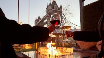 2 restaurants, serveren lunch, diner, lokale en internationale gerechten