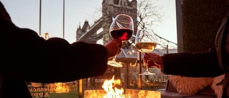 2 restaurants, spécialités Cuisine locale et internationale