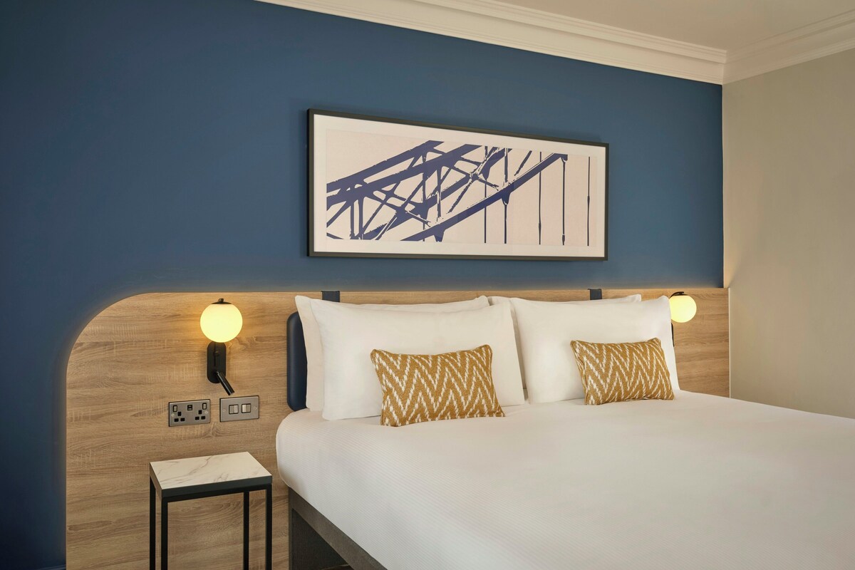 Superior Room, 1 King Bed | Premium bedding, in-room safe, desk, laptop workspace