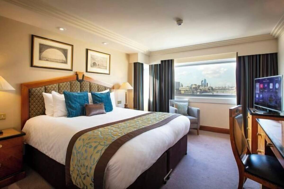 Premium bedding, in-room safe, desk, laptop workspace