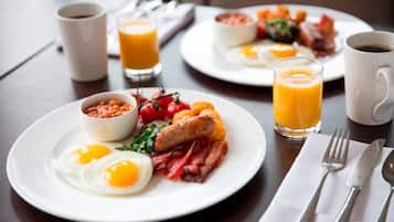 Sarapan bufet setiap hari (GBP 21.50 seorang)