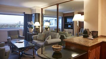 Suite, 1 cama doble | 1 dormitorio, ropa de cama de alta calidad, caja fuerte y escritorio
