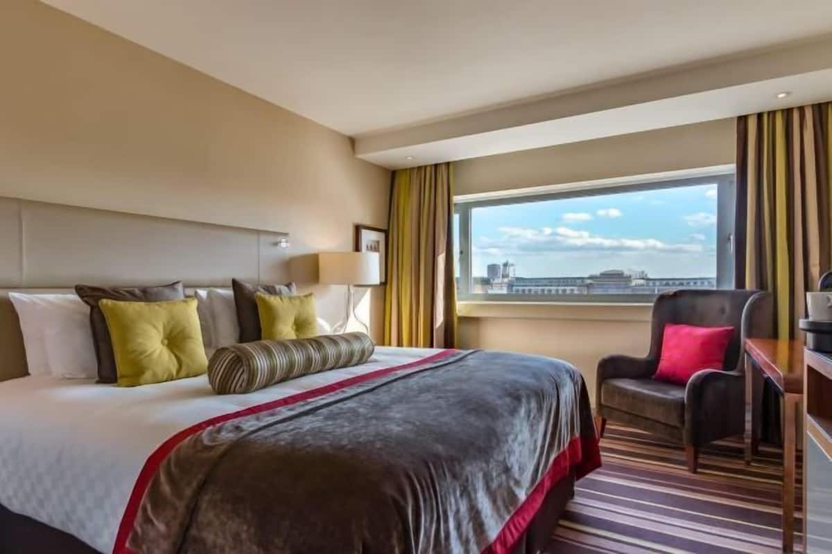 1 bedroom, premium bedding, in-room safe, desk
