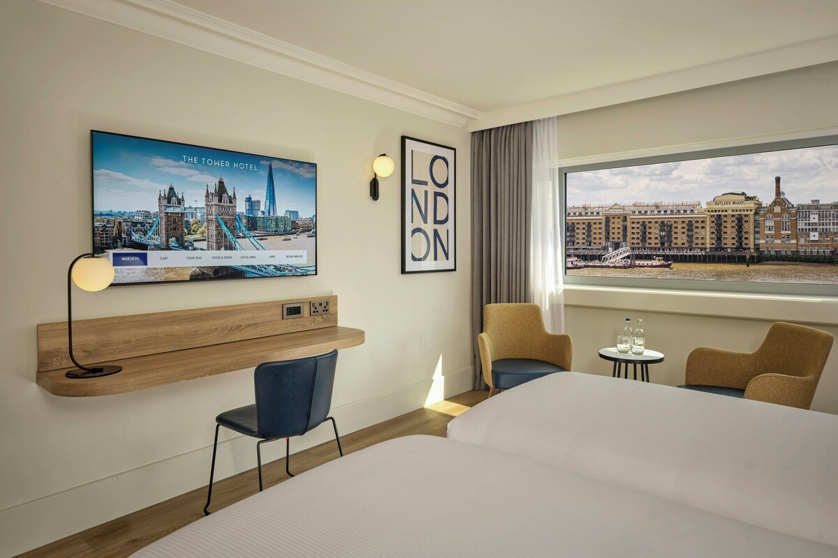 Executive Twin Room, with Bridge View | Premium bedding, in-room safe, desk, laptop workspace