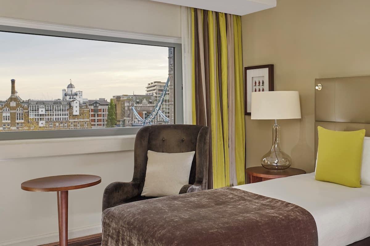 Deluxe Twin Room | Premium bedding, in-room safe, desk, laptop workspace