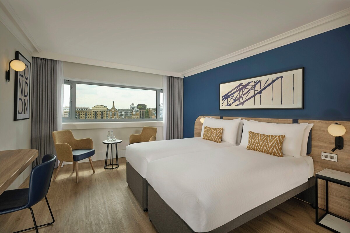 Executive Twin Room, with Bridge View | Roupas de cama premium, cofres nos quartos, escrivaninha