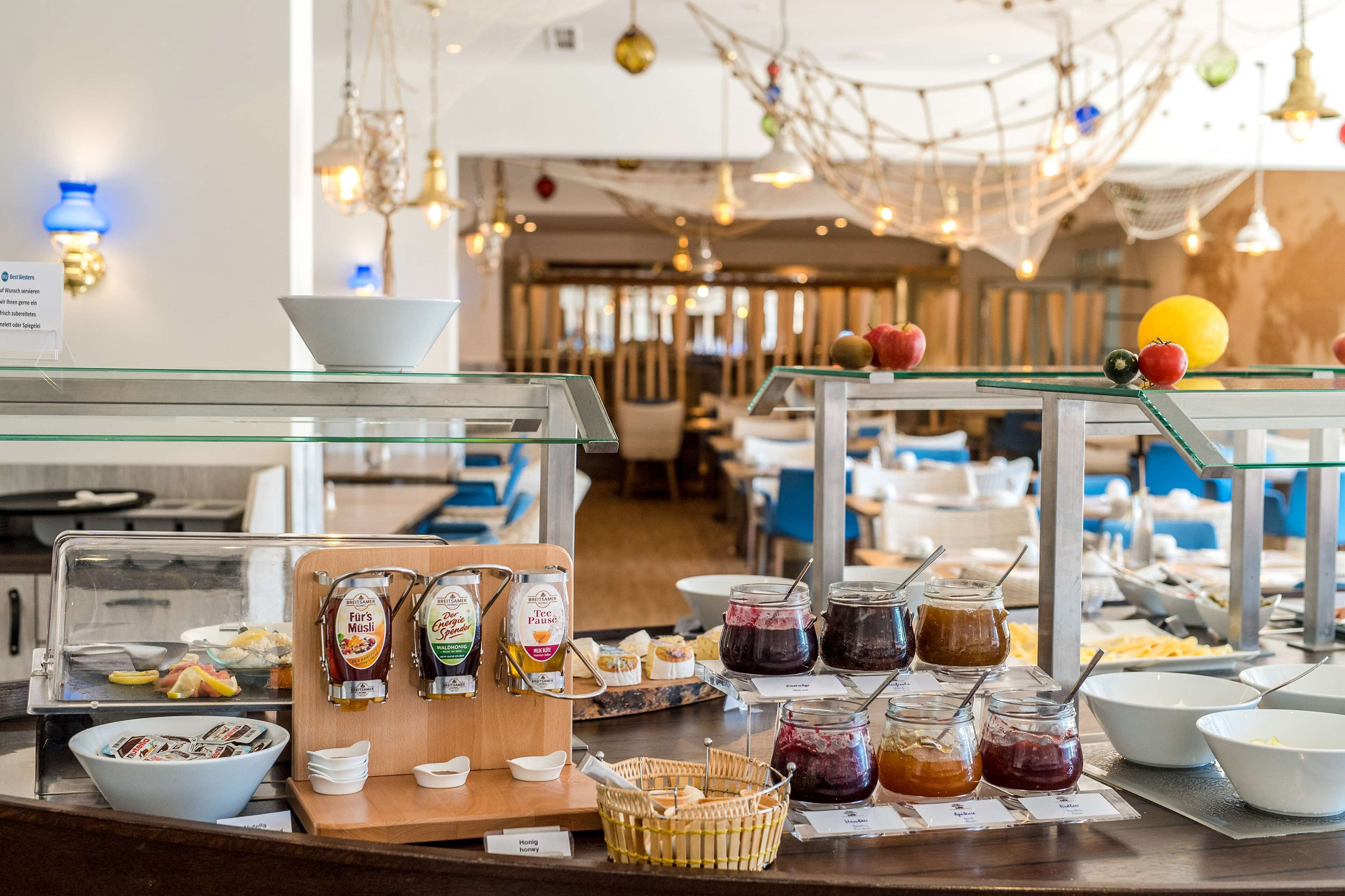 Desayuno buffet todos los días (EUR 18.5 por persona) 