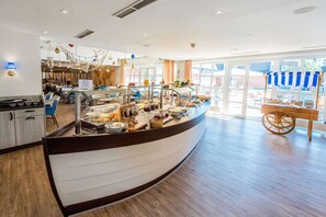 Tägliches Frühstücksbuffet (18.5 EUR pro Person)