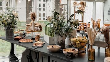 Buffet breakfast for a fee on weekends