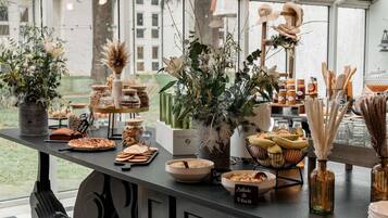 Buffet breakfast for a fee on weekends