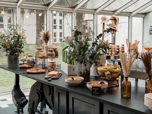 Buffet breakfast on weekends (EUR 19 per person) - Demeures de campagne Parc du Coudray – Mercure (Le Coudray-Montceaux)
