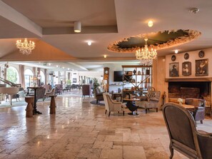 Bar (on property) - Demeures de campagne Parc du Coudray – Mercure (Le Coudray-Montceaux)