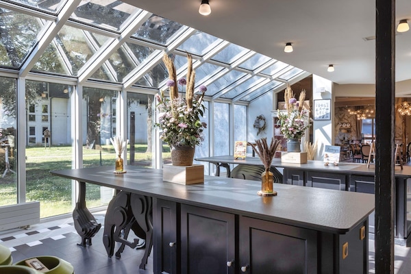 Der serveres frokost og aftensmad med udsigt til poolen