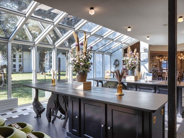 供应午餐和晚餐,泳池景观