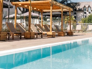 Seasonal outdoor pool, open 9:00 AM to 7:00 PM, pool loungers - Demeures de campagne Parc du Coudray – Mercure (Le Coudray-Montceaux)
