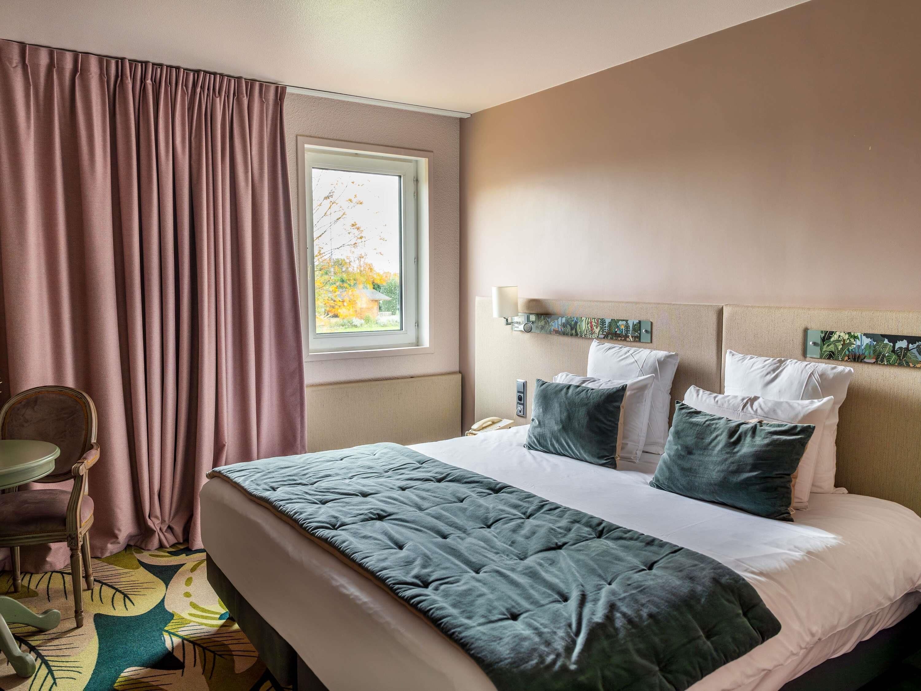 Sengetøy av topp kvalitet, senger med overmadrass og safe på rommet