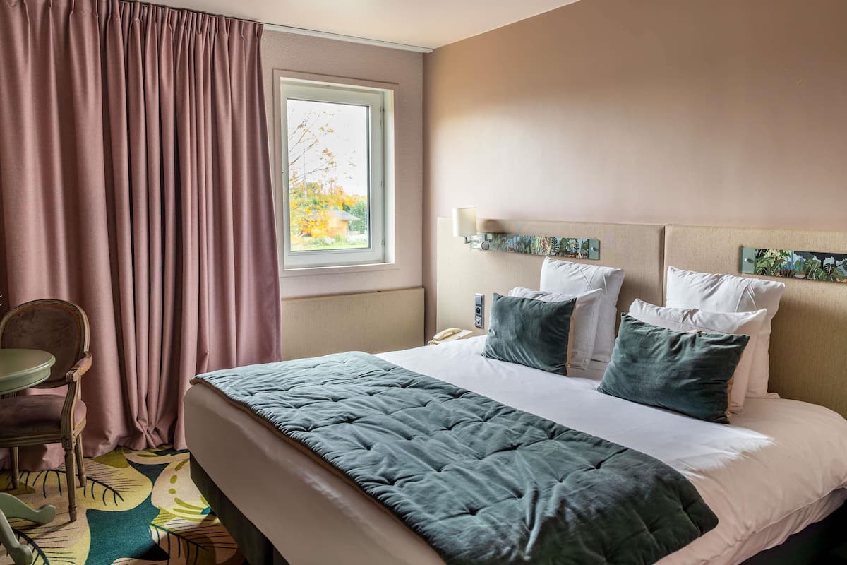 Premium bedding, pillowtop beds, in-room safe, soundproofing