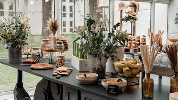 Petit déjeuner buffet servi les week-ends (19 EUR par personne)