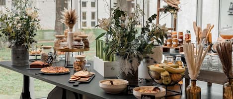 Frühstücksbuffet am Wochenende (19 EUR pro Person)