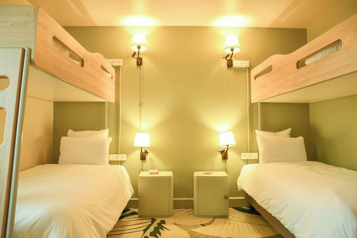 Room, Multiple Beds (Tribe)