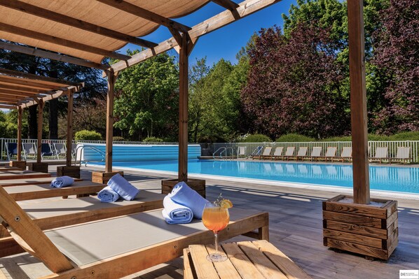 Piscine extérieure (ouverte en saison), chaises longues