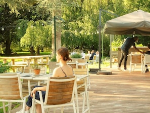 Déjeuner et dîner servis sur place, vue sur la piscine