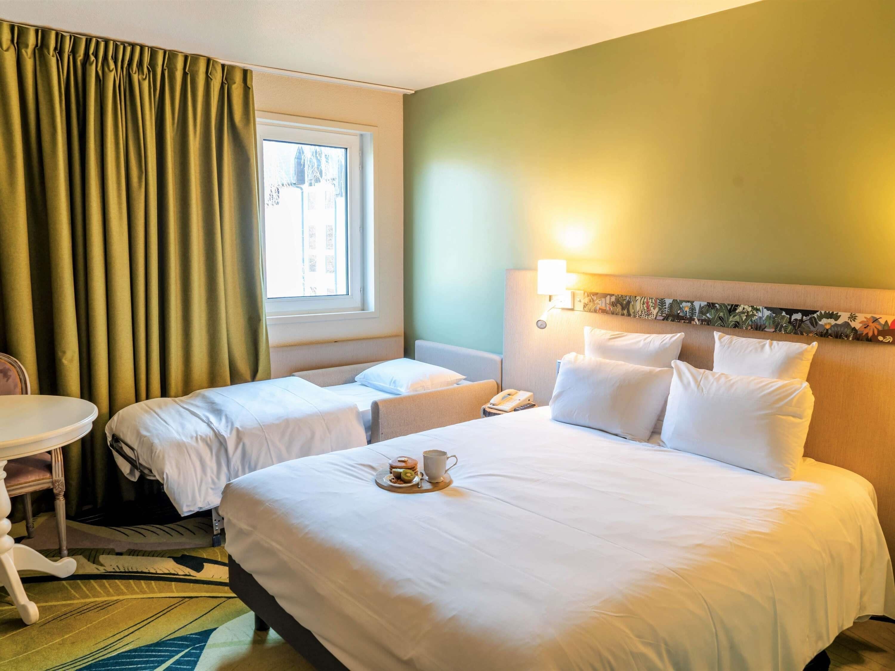 Rom – classic, 1 dobbeltseng med sovesofa | Sengetøy av topp kvalitet, senger med overmadrass og safe på rommet