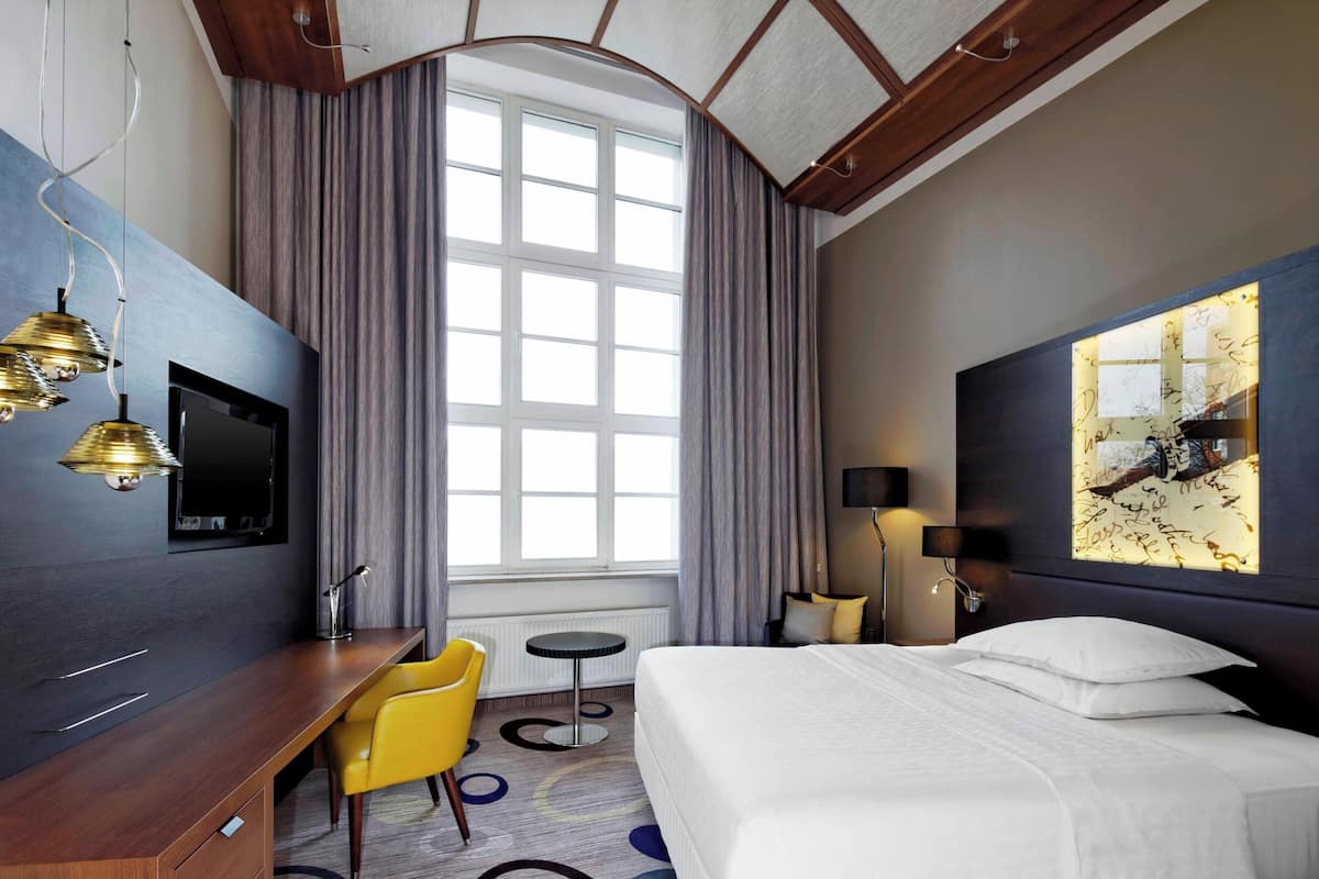 classic room, 1 queen bed | 1 bedroom, premium bedding, minibar, in-room safe