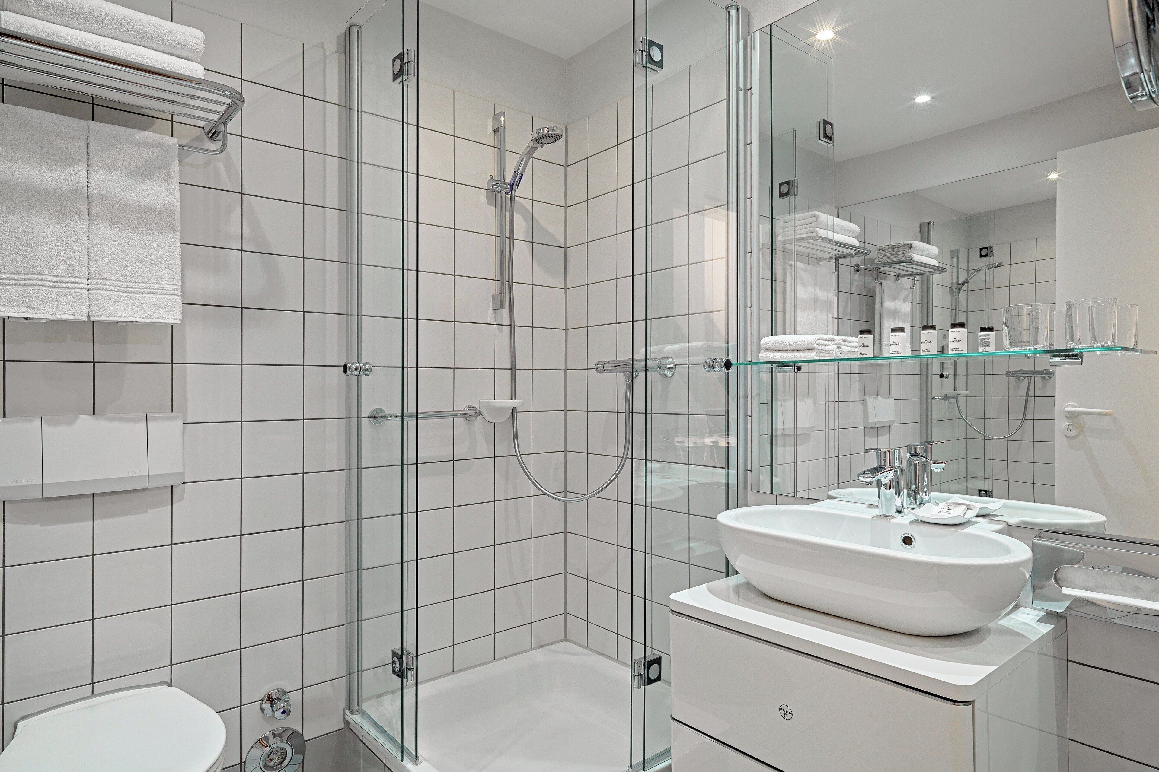 executive room, 2 single beds | bathroom | shower, free toiletries, hair dryer, bathrobes