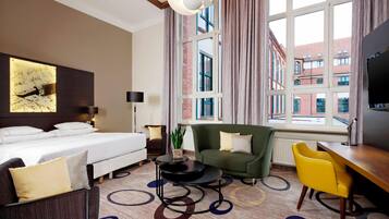 Juniorsvit - 1 kingsize-sÀng | SÀngtillbehör av högsta kvalitet och minibar