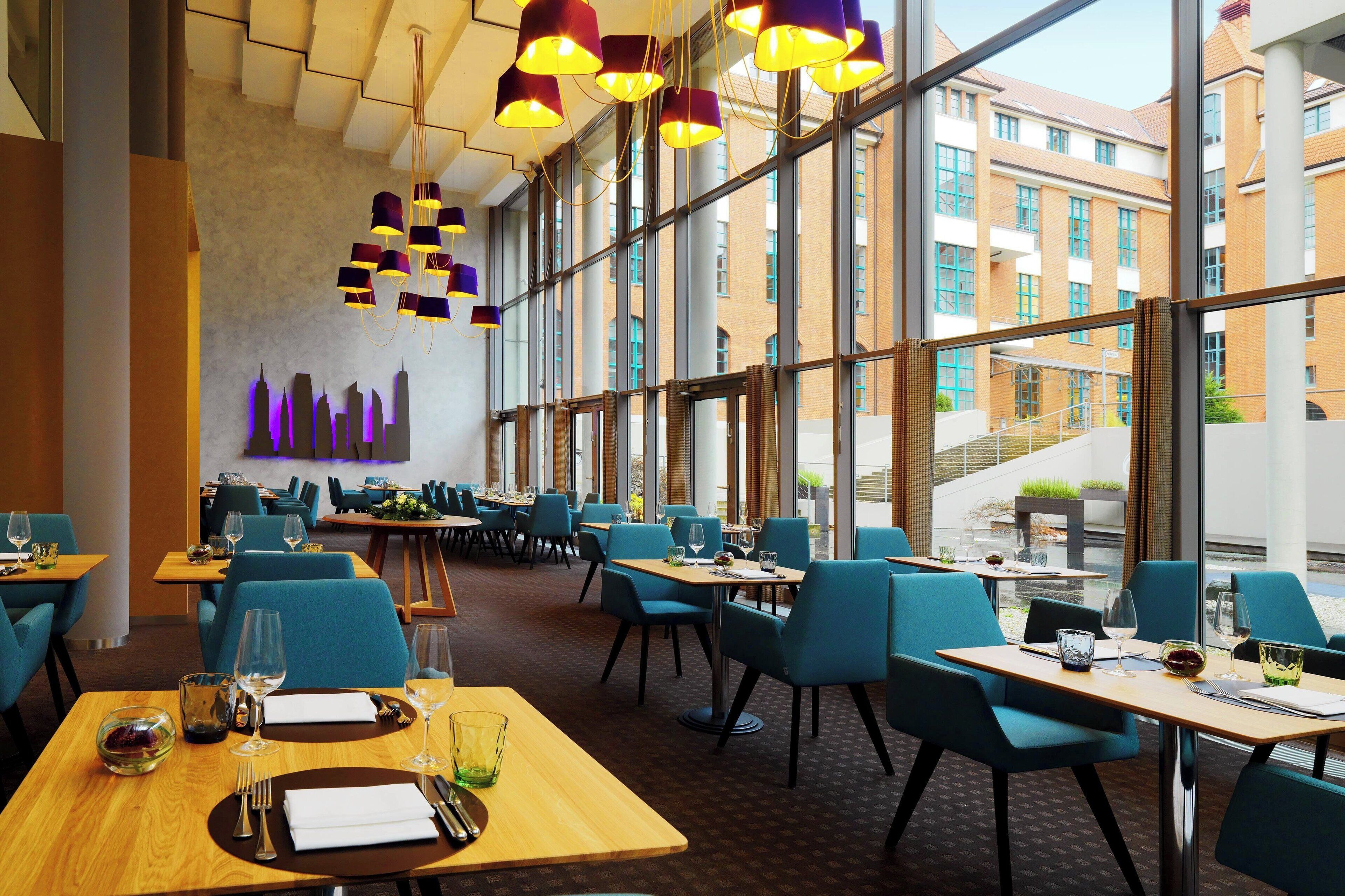 朝食、ランチ、ディナーに営業 (多国籍料理)