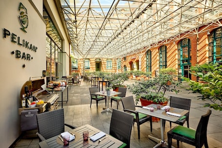Piano-bar. Sheraton Hannover Pelikan Hotel
