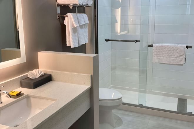 Bathroom | Combined shower/tub, free toiletries, hair dryer, towels