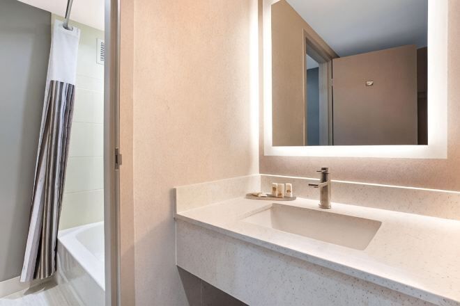 Bathroom | Combined shower/tub, free toiletries, hair dryer, towels