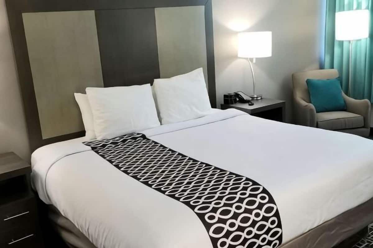 Hochwertige Bettwaren, Schreibtisch, Bügeleisen/Bügelbrett